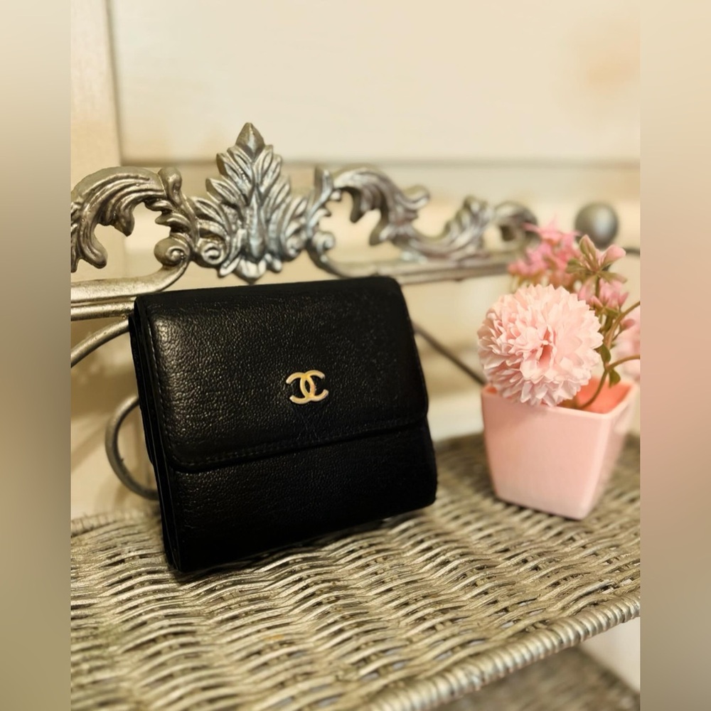 Chanel
Patent leather wallet
Never worn
Black/Patent leather